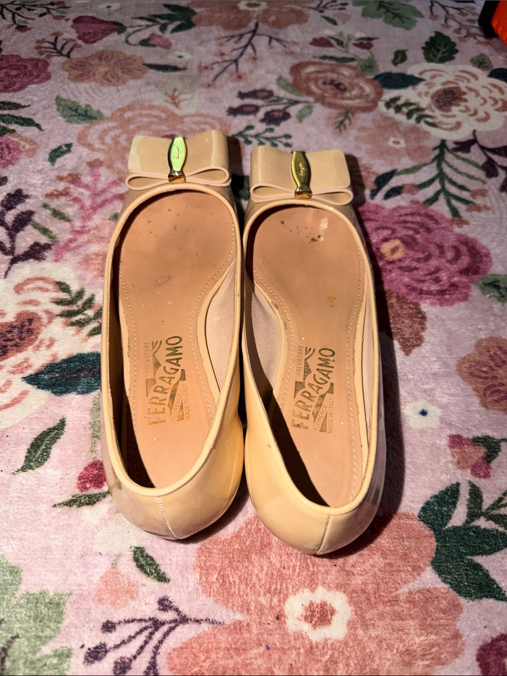 Salvatore Ferragamo Blush Patent Leather Bow Flats with Gold Accent - Picture 3 of 8